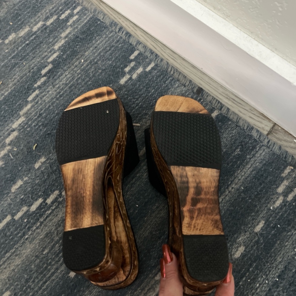 Black Women's Slip-On Wedge Sandals Carved Wood Heel - Picture 4 of 4